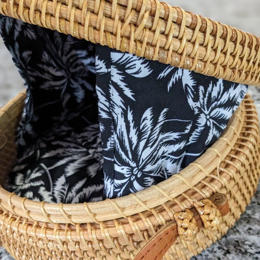 Small Woven Rattan Circle basket bag, Black and White Floral interior, pockets - Picture 4 of 13
